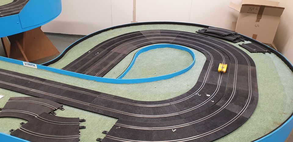 Remontage de la piste de slot racing au Marmousets